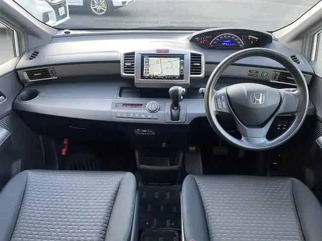 ホンダ フリード スパイク G ジャストセレクション 埼玉県 2013(平25)年 6万km ホワイトオーキッドパール /ワンオーナー//純正メモリナビ//ワンセグTV//バックカメラ//ビルトインETC//スマートキーx2//キセノン//Wエアバッグ//ABS//横滑り防止装置//プライバシーガラス//ドアバイザー//新車時保証書//取扱説明書//ナビ取説