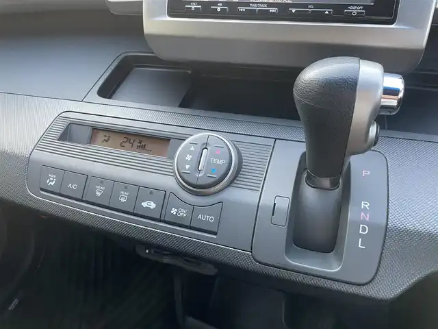 ホンダ フリード スパイク G ジャストセレクション 埼玉県 2013(平25)年 6万km ホワイトオーキッドパール /ワンオーナー//純正メモリナビ//ワンセグTV//バックカメラ//ビルトインETC//スマートキーx2//キセノン//Wエアバッグ//ABS//横滑り防止装置//プライバシーガラス//ドアバイザー//新車時保証書//取扱説明書//ナビ取説