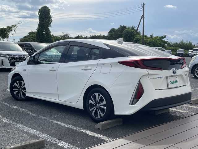トヨタ プリウス ＰＨＶ S ナビパッケージ 千葉県 2017(平29)年 3.4万km スーパーホワイトⅡ 禁煙車　純正ナビ　フルセグテレビ　ＥＴＣ２．０　Ｂｌｕｅｔｏｏｔｈ接続　バックカメラ　レーダークルーズコントロール　運転席・助手席シートヒーター　トヨタセーフティーセンス/純正ナビ/フルセグテレビ/ETC2.0/Bluetooth接続/バックカメラ/レーダークルーズコントロール/運転席・助手席シートヒーター/トヨタセーフティーセンス/衝突被害軽減システム/横滑り防止装置/レーンキープアシスト/LEDヘッドライト/オートライト/ステアリングヒーター/スマートキー/スペアキー×１/純正ホイール/純正フロアマット/取扱説明書/保証書