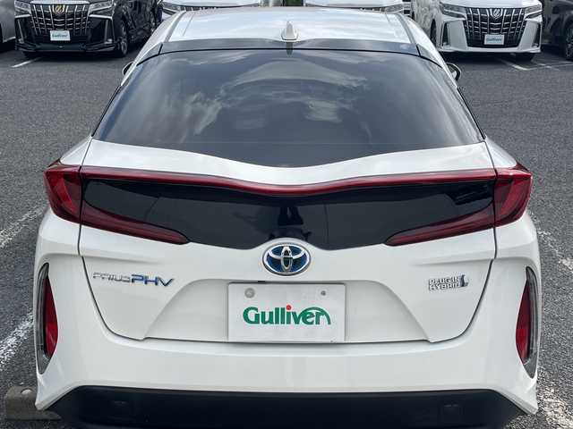 トヨタ プリウス ＰＨＶ S ナビパッケージ 千葉県 2017(平29)年 3.4万km スーパーホワイトⅡ 禁煙車　純正ナビ　フルセグテレビ　ＥＴＣ２．０　Ｂｌｕｅｔｏｏｔｈ接続　バックカメラ　レーダークルーズコントロール　運転席・助手席シートヒーター　トヨタセーフティーセンス/純正ナビ/フルセグテレビ/ETC2.0/Bluetooth接続/バックカメラ/レーダークルーズコントロール/運転席・助手席シートヒーター/トヨタセーフティーセンス/衝突被害軽減システム/横滑り防止装置/レーンキープアシスト/LEDヘッドライト/オートライト/ステアリングヒーター/スマートキー/スペアキー×１/純正ホイール/純正フロアマット/取扱説明書/保証書