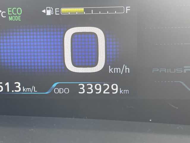 トヨタ プリウス ＰＨＶ S ナビパッケージ 千葉県 2017(平29)年 3.4万km スーパーホワイトⅡ 禁煙車　純正ナビ　フルセグテレビ　ＥＴＣ２．０　Ｂｌｕｅｔｏｏｔｈ接続　バックカメラ　レーダークルーズコントロール　運転席・助手席シートヒーター　トヨタセーフティーセンス/純正ナビ/フルセグテレビ/ETC2.0/Bluetooth接続/バックカメラ/レーダークルーズコントロール/運転席・助手席シートヒーター/トヨタセーフティーセンス/衝突被害軽減システム/横滑り防止装置/レーンキープアシスト/LEDヘッドライト/オートライト/ステアリングヒーター/スマートキー/スペアキー×１/純正ホイール/純正フロアマット/取扱説明書/保証書