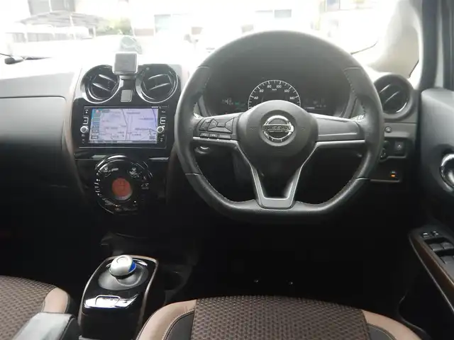 日産 ノート e－パワー メダリスト 静岡県 2017(平29)年 6.2万km ブリリアントホワイトパール エマージェンシーブレーキ/車線逸脱警報/純正ナビMM316D/フルセグ/BT接続/SD/アラウンドビューモニター/車線逸脱警報/前方ドライブレコーダー/社外ETC/ハーフレザーシート/ステアリングリモコン/インテリジェントキー×2/プッシュスタート/オートライト/フォグランプ/LEDヘッドライト/純正フロアマット/純正ドアバイザー/取説・保証書