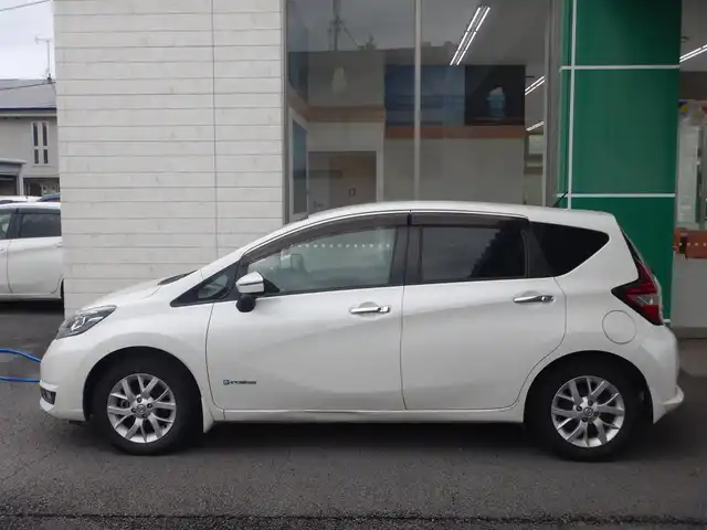 日産 ノート e－パワー メダリスト 静岡県 2017(平29)年 6.2万km ブリリアントホワイトパール エマージェンシーブレーキ/車線逸脱警報/純正ナビMM316D/フルセグ/BT接続/SD/アラウンドビューモニター/車線逸脱警報/前方ドライブレコーダー/社外ETC/ハーフレザーシート/ステアリングリモコン/インテリジェントキー×2/プッシュスタート/オートライト/フォグランプ/LEDヘッドライト/純正フロアマット/純正ドアバイザー/取説・保証書