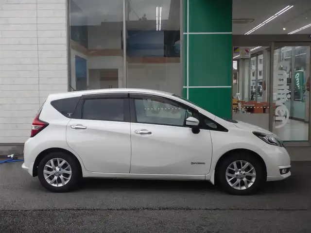 日産 ノート e－パワー メダリスト 静岡県 2017(平29)年 6.2万km ブリリアントホワイトパール エマージェンシーブレーキ/車線逸脱警報/純正ナビMM316D/フルセグ/BT接続/SD/アラウンドビューモニター/車線逸脱警報/前方ドライブレコーダー/社外ETC/ハーフレザーシート/ステアリングリモコン/インテリジェントキー×2/プッシュスタート/オートライト/フォグランプ/LEDヘッドライト/純正フロアマット/純正ドアバイザー/取説・保証書