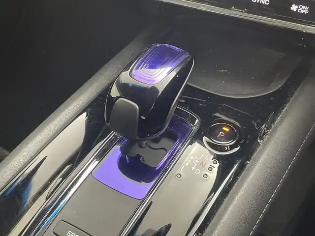 ホンダ ヴェゼル ハイブリッド Z 群馬県 2014(平26)年 4.8万km ホワイトオーキッドパール 社外ナビ　フルセグＴＶ　バックカメラ　クルーズコントロール　シートヒーター　オートライト　ＬＥＤヘッドライト　ハーフレザーシート　革巻きステアリング　純正アルミホイール　ＥＴＣ　スマートキー　禁煙車