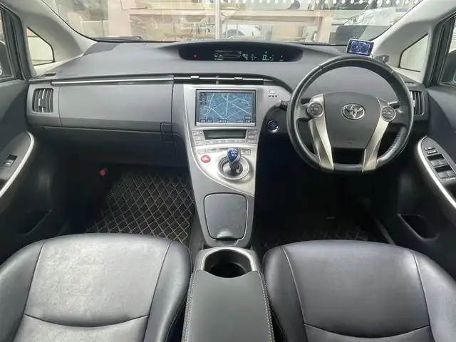 トヨタ プリウス S ツーリングセレ マイコーデ 岐阜県 2013(平25)年 10.4万km ホワイトパールクリスタルシャイン (株)IDOMが運営する【じしゃロン多治見店】の自社ローン専用車両になります。こちらは現金またはオートローンご利用時の価格です。自社ローンご希望の方は別途その旨お申付け下さい。/純正ディーラーOPナビ/（Bluetooth、DVD、フルセグテレビ）/バックカメラ/ステアリングリモコン/ドライブレコーダー（HDR360G）/社外レーダー/コーナーセンサー/LEDヘッドライト/オートライト/フォグランプ