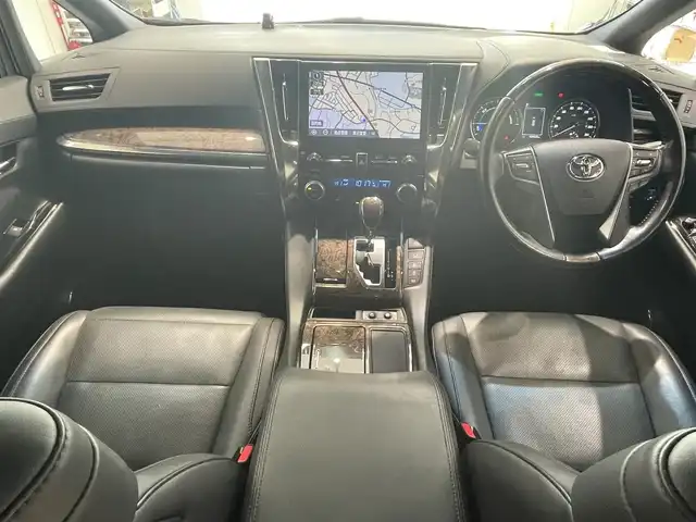 トヨタ アルファードハイブリット エグゼクティブ ラウンジ S 宮城県 2020(令2)年 4.1万km ホワイトパールクリスタルシャイン 4WD/ツインムーンルーフ/JBLサウンドシステム/トヨタセーフティセンス/・プリクラッシュセーフティ/・レーントレーシングアシスト/・クリアランスソナー/・パーキングサポートブレーキ/・ブラインドスポットモニター/・リヤクロストラフィックアラート/・ロードサインアシスト/純正ナビ/・フルセグTV/Bluetooth/CD/DVD/・純正フリップダウン/・純正ビルドインETC2.0/・ドライブレコーダー前方/・デジタルインナーミラー/・全方位カメラ/電子パーキング/・オートブレーキホールド/電動リアゲート/革巻きステアリング/・ステアリングスイッチ/レザーシート/・シートメモリー(運転席)/・シートヒーター（全席）/・オットマン（助手席・2列目）/AC100V充電/プッシュスタート/・スマートキー/LEDヘッドライト/・オートライト/・オートマチックハイビーム/・フォグランプ/純正アルミホイール/純正フロアマット/ドアバイザー