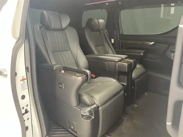 トヨタ アルファードハイブリット エグゼクティブ ラウンジ S 宮城県 2020(令2)年 4.1万km ホワイトパールクリスタルシャイン 4WD/ツインムーンルーフ/JBLサウンドシステム/トヨタセーフティセンス/・プリクラッシュセーフティ/・レーントレーシングアシスト/・クリアランスソナー/・パーキングサポートブレーキ/・ブラインドスポットモニター/・リヤクロストラフィックアラート/・ロードサインアシスト/純正ナビ/・フルセグTV/Bluetooth/CD/DVD/・純正フリップダウン/・純正ビルドインETC2.0/・ドライブレコーダー前方/・デジタルインナーミラー/・全方位カメラ/電子パーキング/・オートブレーキホールド/電動リアゲート/革巻きステアリング/・ステアリングスイッチ/レザーシート/・シートメモリー(運転席)/・シートヒーター（全席）/・オットマン（助手席・2列目）/AC100V充電/プッシュスタート/・スマートキー/LEDヘッドライト/・オートライト/・オートマチックハイビーム/・フォグランプ/純正アルミホイール/純正フロアマット/ドアバイザー