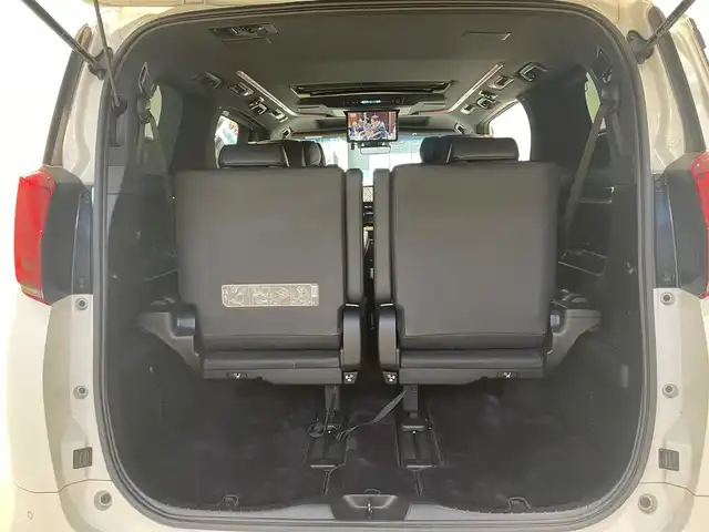 トヨタ アルファードハイブリット エグゼクティブ ラウンジ S 宮城県 2020(令2)年 4.1万km ホワイトパールクリスタルシャイン 4WD/ツインムーンルーフ/JBLサウンドシステム/トヨタセーフティセンス/・プリクラッシュセーフティ/・レーントレーシングアシスト/・クリアランスソナー/・パーキングサポートブレーキ/・ブラインドスポットモニター/・リヤクロストラフィックアラート/・ロードサインアシスト/純正ナビ/・フルセグTV/Bluetooth/CD/DVD/・純正フリップダウン/・純正ビルドインETC2.0/・ドライブレコーダー前方/・デジタルインナーミラー/・全方位カメラ/電子パーキング/・オートブレーキホールド/電動リアゲート/革巻きステアリング/・ステアリングスイッチ/レザーシート/・シートメモリー(運転席)/・シートヒーター（全席）/・オットマン（助手席・2列目）/AC100V充電/プッシュスタート/・スマートキー/LEDヘッドライト/・オートライト/・オートマチックハイビーム/・フォグランプ/純正アルミホイール/純正フロアマット/ドアバイザー