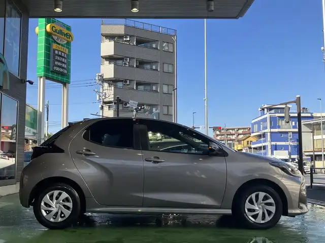 トヨタ ヤリス ハイブリッド X 神奈川県 2022(令4)年 1.8万km アバンギャルドブロンズメタリック ワンオーナー/新車時保証書/取扱説明書/純正ナビ/BT/Miracast/USB/バックカメラ/ETC/トヨタセーフティセンス/レーンキープアシスト/レーダークルーズコントロール/前後クリアランスソナー/前後ドライブレコーダー/オートハイビーム/フロアマット/ドアバイザー/スペアスマートキー