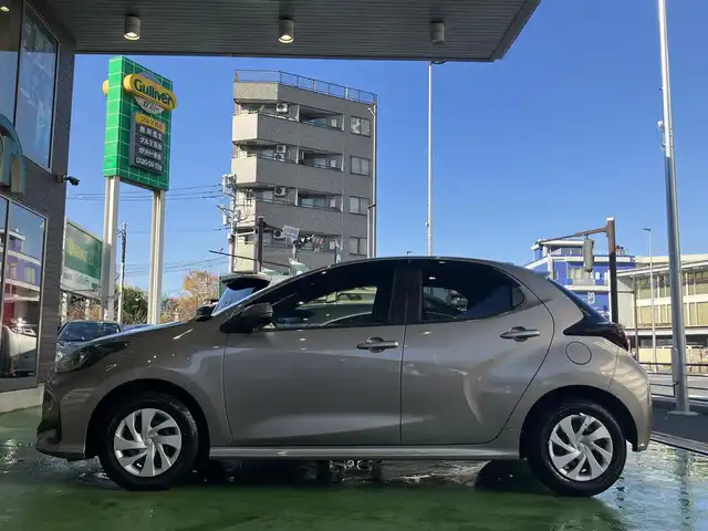 トヨタ ヤリス ハイブリッド X 神奈川県 2022(令4)年 1.8万km アバンギャルドブロンズメタリック ワンオーナー/新車時保証書/取扱説明書/純正ナビ/BT/Miracast/USB/バックカメラ/ETC/トヨタセーフティセンス/レーンキープアシスト/レーダークルーズコントロール/前後クリアランスソナー/前後ドライブレコーダー/オートハイビーム/フロアマット/ドアバイザー/スペアスマートキー