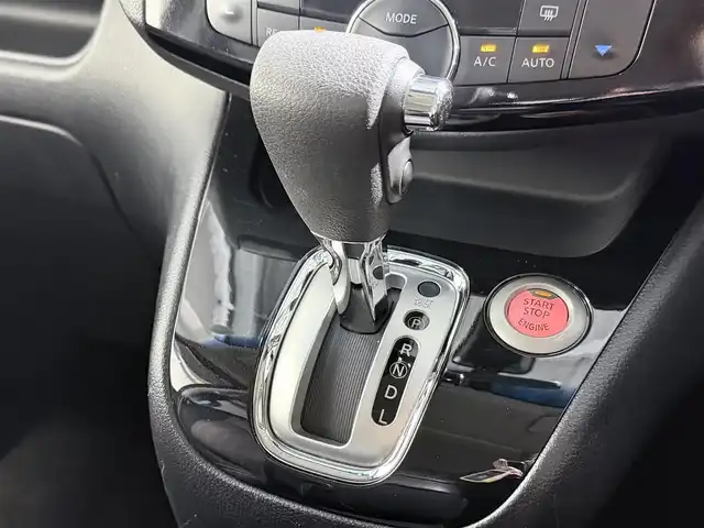 日産 セレナ ハイウェイスター Sハイブリッド 大阪府 2014(平26)年 4.7万km ダイヤモンドブラック 純正8incナビV バックカメラ フリップダウンモニター 両側パワースライドドア クルーズコントロール 衝突軽減ブレーキ レーンアシスト スマートキー プッシュスタート オートライト LEDヘッドライト ワンオーナー