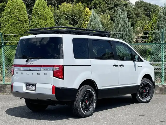 三菱 デリカＤ：５ シャモニー 千葉県 2025(令7)年 0.1千km 白Ⅱ AIS検査済み/【2506031454】社外パーツ取付有/Brat新車仕入カスタム/リフトアップキット（社外）/WEDSマッドヴァンス07新品アルミホイール（社外）/ヨコハマジオランダーX-ATホワイトレター新品タイヤ（社外）/MADLYSヘッドライトプロテクター（社外）/TGSモディファイドフェイスマスク（社外）/BUSTERSルーフラック（社外）/デリカD:5専用ALPINE BIG X11インチナビ【EX11NX】/フルセグTV（走行中映像視聴不可）/Bluetooth/CD/DVD/HDMI/USB/全方位カメラ/オートクルーズコントロール/両側パワースライドドア/エレクトリックリアゲート/ハンドルヒーター/前席シートヒーター/AC100V電源/8人乗り・ディーゼル