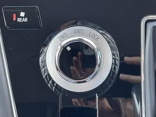 三菱 デリカＤ：５ シャモニー 千葉県 2025(令7)年 0.1千km 白Ⅱ AIS検査済み/【2506031454】社外パーツ取付有/Brat新車仕入カスタム/リフトアップキット（社外）/WEDSマッドヴァンス07新品アルミホイール（社外）/ヨコハマジオランダーX-ATホワイトレター新品タイヤ（社外）/MADLYSヘッドライトプロテクター（社外）/TGSモディファイドフェイスマスク（社外）/BUSTERSルーフラック（社外）/デリカD:5専用ALPINE BIG X11インチナビ【EX11NX】/フルセグTV（走行中映像視聴不可）/Bluetooth/CD/DVD/HDMI/USB/全方位カメラ/オートクルーズコントロール/両側パワースライドドア/エレクトリックリアゲート/ハンドルヒーター/前席シートヒーター/AC100V電源/8人乗り・ディーゼル