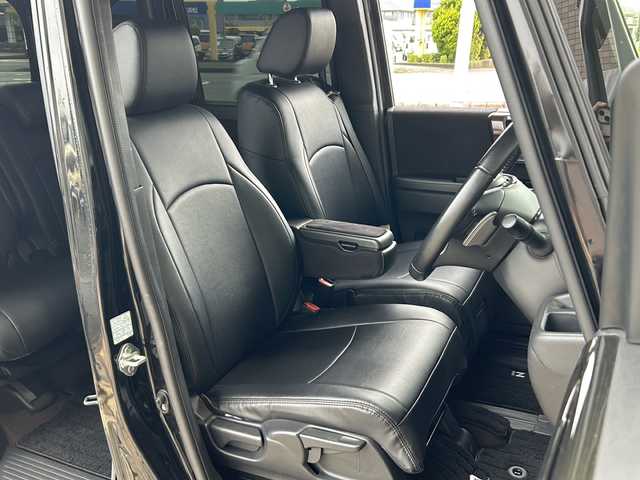 ホンダ Ｎ ＢＯＸ カスタム G EX ターボ ホンダセンシング 静岡県 2018(平30)年 4.6万km クリスタルブラックパール 純正8インチナビ/Bluetooth/CD/DVD/フルセグTV/両側パワースライドドア/スマートキー/LEDヘッドライト/バックカメラ/ドライブレコーダー/アダプティブ・クルーズ・コントロール（ACC）/・作動車速域：約30km/hから100km/h間/車線維持支援システム（LKAS）/・作動車速：約65km/hから100km/h間/・ステアリング制御/衝突軽減ブレーキ（CMBS）/・歩行者検知機能/・作動車速：約80km/h未満時/・対向車車速：約30km/hから80km/h時/誤発進抑制機能（前進）/・ミリ波レーダー検知：作動車速10km/h未満/歩行者事故低減ステアリング/・作動車速10km/hから40km/h間/路外逸脱抑制機能/・作動車速：約60km/hから100km/h間/先行車発進お知らせ機能/標識認識機能/オートハイビーム/誤発進抑制機能（後進）・ソナー検知：作動車速10km/h未満