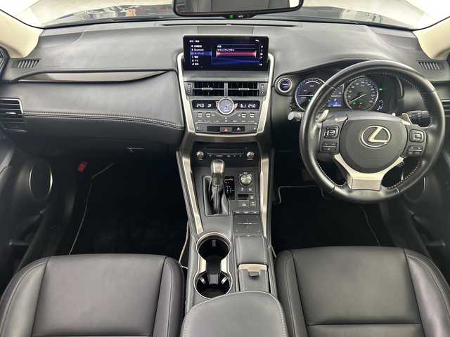レクサス ＮＸ 300h ブラックシークエンス 愛知県 2019(平31)年 6.1万km グラファイトブラックガラスフレーク ワンオーナー/禁煙車/純正10.25インチナビ/（AM/FM/CD/DVD/Bluetooth/フルセグTV/USB)/バックカメ/ムーンルーフ/レクサスセーフティシステム/・プリクラッシュセーフティ/・レーンキープアシスト/・レーダークルーズコントロール/・オートマチックハイビーム/・誤発進抑制機能/・クリアランスソナー/ETC2.0/ステアリングヒーター/シートヒーター/パワーシート/メモリシート/パドルシフト/スマートキー/スペアキー＆カードキー有/純正18インチアルミホイール/純正フロアマット/トノカバー/横滑り防止装置/LEDヘッドライト/フロントフォグライト