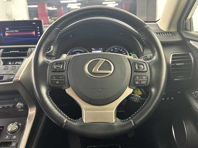 レクサス ＮＸ 300h ブラックシークエンス 愛知県 2019(平31)年 6.1万km グラファイトブラックガラスフレーク ワンオーナー/禁煙車/純正10.25インチナビ/（AM/FM/CD/DVD/Bluetooth/フルセグTV/USB)/バックカメ/ムーンルーフ/レクサスセーフティシステム/・プリクラッシュセーフティ/・レーンキープアシスト/・レーダークルーズコントロール/・オートマチックハイビーム/・誤発進抑制機能/・クリアランスソナー/ETC2.0/ステアリングヒーター/シートヒーター/パワーシート/メモリシート/パドルシフト/スマートキー/スペアキー＆カードキー有/純正18インチアルミホイール/純正フロアマット/トノカバー/横滑り防止装置/LEDヘッドライト/フロントフォグライト