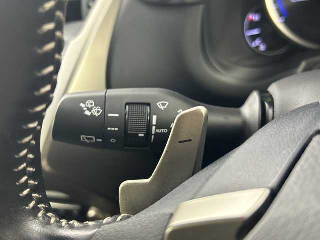 レクサス ＮＸ 300h ブラックシークエンス 愛知県 2019(平31)年 6.1万km グラファイトブラックガラスフレーク ワンオーナー/禁煙車/純正10.25インチナビ/（AM/FM/CD/DVD/Bluetooth/フルセグTV/USB)/バックカメ/ムーンルーフ/レクサスセーフティシステム/・プリクラッシュセーフティ/・レーンキープアシスト/・レーダークルーズコントロール/・オートマチックハイビーム/・誤発進抑制機能/・クリアランスソナー/ETC2.0/ステアリングヒーター/シートヒーター/パワーシート/メモリシート/パドルシフト/スマートキー/スペアキー＆カードキー有/純正18インチアルミホイール/純正フロアマット/トノカバー/横滑り防止装置/LEDヘッドライト/フロントフォグライト