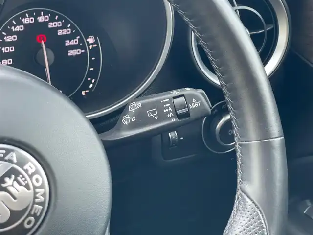 アルファロメオ ステルヴィオ 2．2ターボ ディーゼルQ4TI 山梨県 2022(令4)年 3.6万km 白 衝突軽減B/ACC/LKA/ABSA/前後コーナーセンサー/茶革/パワーシート/シートヒーター/ステアリングヒーター/電動テールゲート/純正ナビ/バックカメラ/AppleCarPlay/Bluetooth/フルセグ/ETC