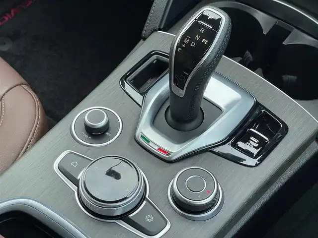 アルファロメオ ステルヴィオ 2．2ターボ ディーゼルQ4TI 山梨県 2022(令4)年 3.6万km 白 衝突軽減B/ACC/LKA/ABSA/前後コーナーセンサー/茶革/パワーシート/シートヒーター/ステアリングヒーター/電動テールゲート/純正ナビ/バックカメラ/AppleCarPlay/Bluetooth/フルセグ/ETC