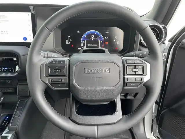 トヨタ ランドクルーザー ２５０ VX 愛知県 2024(令6)年 0.2万km プラチナホワイトパールマイカ 12.3インチ純正ディスプレイオーディオ（ナビ期限切れ）/Grgo ZVII カーセキュリティ/全方位カメラ/フルセグTV（キャンセラーあり）/ETC2.0/Bluetooth/USB/HDMI接続/MTモード付きAT/レーダークルーズコントロール/パワーシート（D/N）/3列シート/シートヒーター（D/N）/シートベンチレーション（D/N）/ステアリングヒーター/サンルーフ/純正フロアマット/パワーバックドア/純正18インチアルミホイール/LEDヘッドライト/オートマチックハイビーム/コーナーセンサー/横滑り防止装置/衝突軽減ブレーキ/レーンキープアシスト/ブラインドスポットモニター/電動パーキングブレーキ/ブレーキホールド/ルーフレール/ドライブレコーダー（前）/充電用Type-Cポート（6個）/パノラミックビューモニター/ヘッドライトウォッシャー