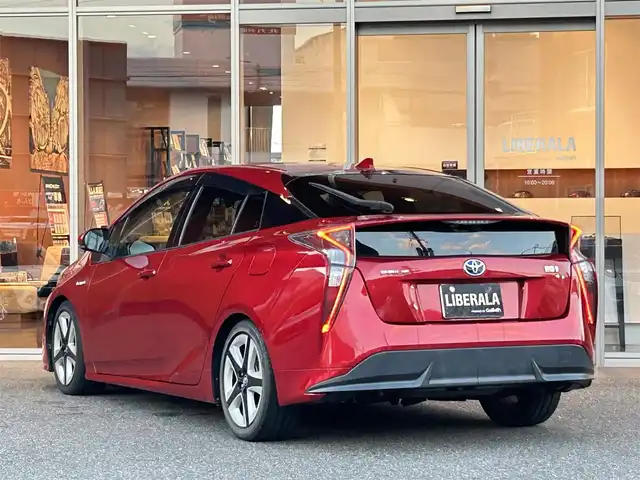 トヨタ プリウス S ツーリングセレクション 福岡県 2016(平28)年 4.9万km エモーショナルレッド 黒合皮　/純正ナビ／ＴＶ　/Ｂカメラ　/Ｂｌｕｅｔｏｏｔｈ　/クルーズコントロール　/シートヒーター　/オートライト　/純正１７インチＡＷ　/ＥＴＣ　/スマートキー