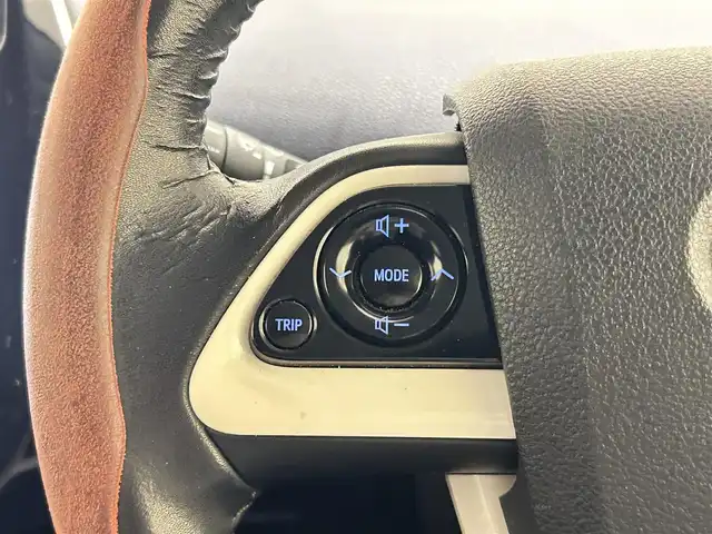 トヨタ プリウス S ツーリングセレクション 福岡県 2016(平28)年 4.9万km エモーショナルレッド 黒合皮　/純正ナビ／ＴＶ　/Ｂカメラ　/Ｂｌｕｅｔｏｏｔｈ　/クルーズコントロール　/シートヒーター　/オートライト　/純正１７インチＡＷ　/ＥＴＣ　/スマートキー