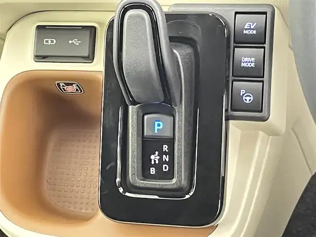 トヨタ シエンタ ハイブリッド Z 千葉県 2022(令4)年 0.9万km ホワイトパールクリスタルシャイン 禁煙車/トヨタセーフティセンス/・プリクラッシュセーフティ/・プリクラッシュセーフティブレーキ/・クリアランスソナー/・ブラインドスポットモニター/・レーンディパーチャーアラート/・レーンキープアシスト/・レーダークルーズコントロール/・パーキングアシスト/モデリスタエアロ/・フロント、サイド、リアスポイラー、リアアンダー）/両側電動ドア/純正10.5インチディスプレイオーディオ（ナビ付）/・USB/Bluetooth/フルセグTV/・ビルトインETC/・360度カメラ/革巻きステアリング/・ステアリングスイッチ/AC100電源/社外15インチAW/オートライト/・オートマチックハイビーム/・LEDヘッドライト/・フォグランプ/電動格納ウインカーミラー