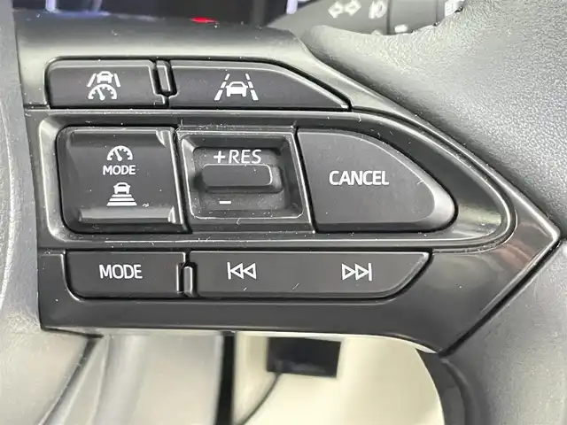 トヨタ シエンタ ハイブリッド Z 千葉県 2022(令4)年 0.9万km ホワイトパールクリスタルシャイン 禁煙車/トヨタセーフティセンス/・プリクラッシュセーフティ/・プリクラッシュセーフティブレーキ/・クリアランスソナー/・ブラインドスポットモニター/・レーンディパーチャーアラート/・レーンキープアシスト/・レーダークルーズコントロール/・パーキングアシスト/モデリスタエアロ/・フロント、サイド、リアスポイラー、リアアンダー）/両側電動ドア/純正10.5インチディスプレイオーディオ（ナビ付）/・USB/Bluetooth/フルセグTV/・ビルトインETC/・360度カメラ/革巻きステアリング/・ステアリングスイッチ/AC100電源/社外15インチAW/オートライト/・オートマチックハイビーム/・LEDヘッドライト/・フォグランプ/電動格納ウインカーミラー