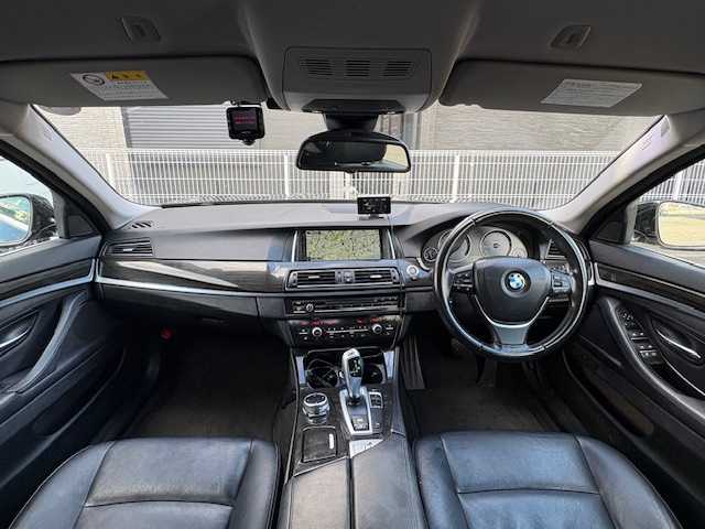 ＢＭＷ ５２３ｉ イノベーター 愛知県 2014(平26)年 10.6万km サファイアブラックP /禁煙車//純正ナビ//地デジTV//AM・FM・CD・DVD・Bluetooth//バックカメラ//ETC//ドライブレコーダー//プッシュスタート//クルーズコントロール//コーナーセンサー//クリアランスソナー//ブレーキアシスト//パワーシート//ヒートシーター//盗難防止システム//ステアリングチルト機構//本革巻きステア//横滑り防止システム//オートマチックホールド//保証書//取扱説明書//記録簿