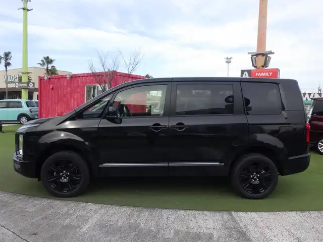三菱 デリカＤ：５ シャモニー 千葉県 2025(令7)年 0.1千km 黒Ⅱ CHAMONIX (8人)　4WD　e-Assist/オリジナルナビ取付パッケージ＋リアモニター取付パッケージ(25/300)　ステップレス　（8人）D:5専用11型ナビゲーション(322/300)/e-Assist/・衝突被害軽減ブレーキシステム（FCM）/・車線逸脱警報システム（LDW）/・レーダークルーズコントロールシステム（ACC）/・誤発進抑制機能（前進＆後退時）（UMS）/・オートマチックハイビーム[AHB]/エレクトリックテールゲート/両側パワースライドドア/純正メモリーナビ/地デジTV/【DVD/CD再生機能　Bluetooth接続】/【Apple CarPlay　Android Auto対応】/マルチアラウンドモニター/革巻きステアリング/ステアリングスイッチ/パドルシフト/運転席パワーシート/ハーフレザーシート/前席シートヒーター/LEDヘッドライト/フォグライト/ウインカーミラー/純正18インチアルミホイル/サイド/カーテンエアバッグ/スマートキー