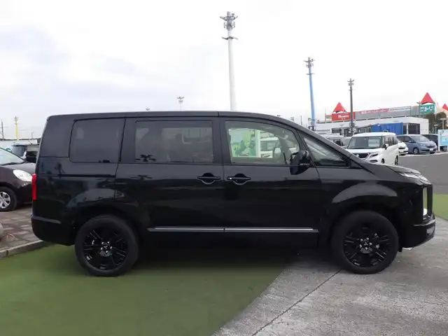 三菱 デリカＤ：５ シャモニー 千葉県 2025(令7)年 0.1千km 黒Ⅱ CHAMONIX (8人)　4WD　e-Assist/オリジナルナビ取付パッケージ＋リアモニター取付パッケージ(25/300)　ステップレス　（8人）D:5専用11型ナビゲーション(322/300)/e-Assist/・衝突被害軽減ブレーキシステム（FCM）/・車線逸脱警報システム（LDW）/・レーダークルーズコントロールシステム（ACC）/・誤発進抑制機能（前進＆後退時）（UMS）/・オートマチックハイビーム[AHB]/エレクトリックテールゲート/両側パワースライドドア/純正メモリーナビ/地デジTV/【DVD/CD再生機能　Bluetooth接続】/【Apple CarPlay　Android Auto対応】/マルチアラウンドモニター/革巻きステアリング/ステアリングスイッチ/パドルシフト/運転席パワーシート/ハーフレザーシート/前席シートヒーター/LEDヘッドライト/フォグライト/ウインカーミラー/純正18インチアルミホイル/サイド/カーテンエアバッグ/スマートキー