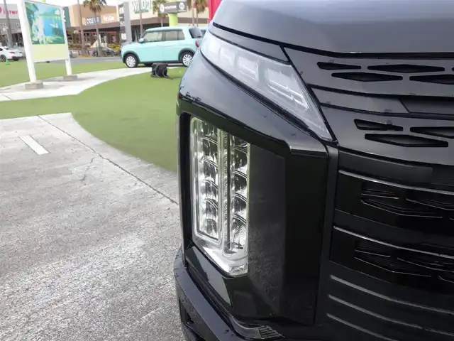 三菱 デリカＤ：５ シャモニー 千葉県 2025(令7)年 0.1千km 黒Ⅱ CHAMONIX (8人)　4WD　e-Assist/オリジナルナビ取付パッケージ＋リアモニター取付パッケージ(25/300)　ステップレス　（8人）D:5専用11型ナビゲーション(322/300)/e-Assist/・衝突被害軽減ブレーキシステム（FCM）/・車線逸脱警報システム（LDW）/・レーダークルーズコントロールシステム（ACC）/・誤発進抑制機能（前進＆後退時）（UMS）/・オートマチックハイビーム[AHB]/エレクトリックテールゲート/両側パワースライドドア/純正メモリーナビ/地デジTV/【DVD/CD再生機能　Bluetooth接続】/【Apple CarPlay　Android Auto対応】/マルチアラウンドモニター/革巻きステアリング/ステアリングスイッチ/パドルシフト/運転席パワーシート/ハーフレザーシート/前席シートヒーター/LEDヘッドライト/フォグライト/ウインカーミラー/純正18インチアルミホイル/サイド/カーテンエアバッグ/スマートキー