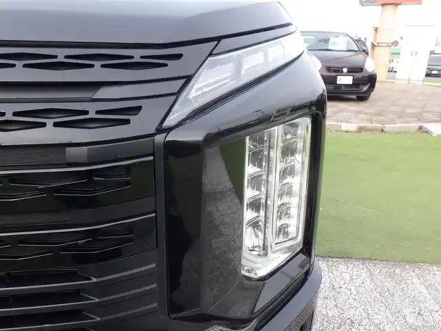 三菱 デリカＤ：５ シャモニー 千葉県 2025(令7)年 0.1千km 黒Ⅱ CHAMONIX (8人)　4WD　e-Assist/オリジナルナビ取付パッケージ＋リアモニター取付パッケージ(25/300)　ステップレス　（8人）D:5専用11型ナビゲーション(322/300)/e-Assist/・衝突被害軽減ブレーキシステム（FCM）/・車線逸脱警報システム（LDW）/・レーダークルーズコントロールシステム（ACC）/・誤発進抑制機能（前進＆後退時）（UMS）/・オートマチックハイビーム[AHB]/エレクトリックテールゲート/両側パワースライドドア/純正メモリーナビ/地デジTV/【DVD/CD再生機能　Bluetooth接続】/【Apple CarPlay　Android Auto対応】/マルチアラウンドモニター/革巻きステアリング/ステアリングスイッチ/パドルシフト/運転席パワーシート/ハーフレザーシート/前席シートヒーター/LEDヘッドライト/フォグライト/ウインカーミラー/純正18インチアルミホイル/サイド/カーテンエアバッグ/スマートキー