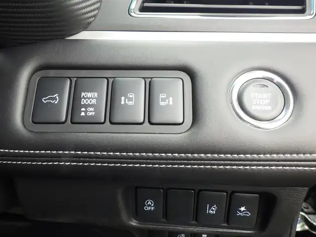 三菱 デリカＤ：５ シャモニー 千葉県 2025(令7)年 0.1千km 黒Ⅱ CHAMONIX (8人)　4WD　e-Assist/オリジナルナビ取付パッケージ＋リアモニター取付パッケージ(25/300)　ステップレス　（8人）D:5専用11型ナビゲーション(322/300)/e-Assist/・衝突被害軽減ブレーキシステム（FCM）/・車線逸脱警報システム（LDW）/・レーダークルーズコントロールシステム（ACC）/・誤発進抑制機能（前進＆後退時）（UMS）/・オートマチックハイビーム[AHB]/エレクトリックテールゲート/両側パワースライドドア/純正メモリーナビ/地デジTV/【DVD/CD再生機能　Bluetooth接続】/【Apple CarPlay　Android Auto対応】/マルチアラウンドモニター/革巻きステアリング/ステアリングスイッチ/パドルシフト/運転席パワーシート/ハーフレザーシート/前席シートヒーター/LEDヘッドライト/フォグライト/ウインカーミラー/純正18インチアルミホイル/サイド/カーテンエアバッグ/スマートキー