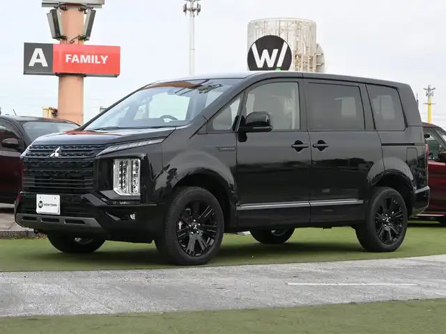 三菱 デリカＤ：５ シャモニー 千葉県 2025(令7)年 0.1千km 黒Ⅱ CHAMONIX (8人)　4WD　e-Assist/オリジナルナビ取付パッケージ＋リアモニター取付パッケージ(25/300)　ステップレス　（8人）D:5専用11型ナビゲーション(322/300)/e-Assist/・衝突被害軽減ブレーキシステム（FCM）/・車線逸脱警報システム（LDW）/・レーダークルーズコントロールシステム（ACC）/・誤発進抑制機能（前進＆後退時）（UMS）/・オートマチックハイビーム[AHB]/エレクトリックテールゲート/両側パワースライドドア/純正メモリーナビ/地デジTV/【DVD/CD再生機能　Bluetooth接続】/【Apple CarPlay　Android Auto対応】/マルチアラウンドモニター/革巻きステアリング/ステアリングスイッチ/パドルシフト/運転席パワーシート/ハーフレザーシート/前席シートヒーター/LEDヘッドライト/フォグライト/ウインカーミラー/純正18インチアルミホイル/サイド/カーテンエアバッグ/スマートキー