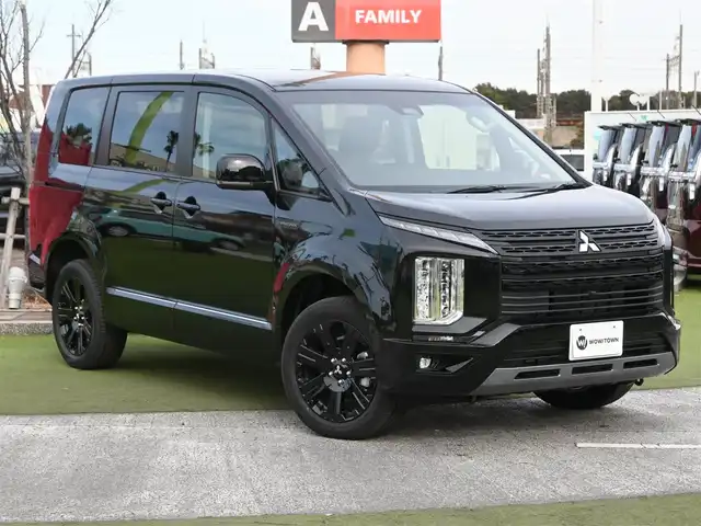三菱 デリカＤ：５ シャモニー 千葉県 2025(令7)年 0.1千km 黒Ⅱ CHAMONIX (8人)　4WD　e-Assist/オリジナルナビ取付パッケージ＋リアモニター取付パッケージ(25/300)　ステップレス　（8人）D:5専用11型ナビゲーション(322/300)/e-Assist/・衝突被害軽減ブレーキシステム（FCM）/・車線逸脱警報システム（LDW）/・レーダークルーズコントロールシステム（ACC）/・誤発進抑制機能（前進＆後退時）（UMS）/・オートマチックハイビーム[AHB]/エレクトリックテールゲート/両側パワースライドドア/純正メモリーナビ/地デジTV/【DVD/CD再生機能　Bluetooth接続】/【Apple CarPlay　Android Auto対応】/マルチアラウンドモニター/革巻きステアリング/ステアリングスイッチ/パドルシフト/運転席パワーシート/ハーフレザーシート/前席シートヒーター/LEDヘッドライト/フォグライト/ウインカーミラー/純正18インチアルミホイル/サイド/カーテンエアバッグ/スマートキー