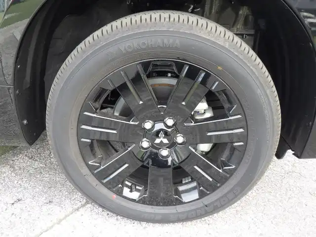 三菱 デリカＤ：５ シャモニー 千葉県 2025(令7)年 0.1千km 黒Ⅱ CHAMONIX (8人)　4WD　e-Assist/オリジナルナビ取付パッケージ＋リアモニター取付パッケージ(25/300)　ステップレス　（8人）D:5専用11型ナビゲーション(322/300)/e-Assist/・衝突被害軽減ブレーキシステム（FCM）/・車線逸脱警報システム（LDW）/・レーダークルーズコントロールシステム（ACC）/・誤発進抑制機能（前進＆後退時）（UMS）/・オートマチックハイビーム[AHB]/エレクトリックテールゲート/両側パワースライドドア/純正メモリーナビ/地デジTV/【DVD/CD再生機能　Bluetooth接続】/【Apple CarPlay　Android Auto対応】/マルチアラウンドモニター/革巻きステアリング/ステアリングスイッチ/パドルシフト/運転席パワーシート/ハーフレザーシート/前席シートヒーター/LEDヘッドライト/フォグライト/ウインカーミラー/純正18インチアルミホイル/サイド/カーテンエアバッグ/スマートキー