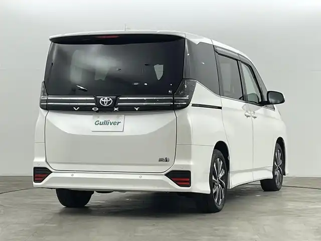 トヨタ ヴォクシー ハイブリッド S－Z 福島県 2024(令6)年 2.7万km ホワイトパールクリスタルシャイン セーフティセンス　/・プリクラッシュセーフティ　/・レーンディパーチャーアラート　/・レーントレーシングアシスト/・アダプティブハイビームシステム/・レーダークルーズコントロール　/・ロードサインアシスト/・ドライバー異常時対応システム/・プロアクティブドライビングアシスト/純正ナビゲーション/・Bluetooth/TV/CD/DVD/USB AM・FM/HDMI/applecarplay/androidauto/・バックカメラ/・ETC/ドライブレコーダー/両側パワースライドドア/革巻きステアリング/・ステアリングスイッチ/ハーフレザーシート/・シートヒーター/純正フロアマット/プッシュスタート/・スマートキー/ドアバイザー/電装格納ウィンカーミラー/電子パーキング/・オートホールド