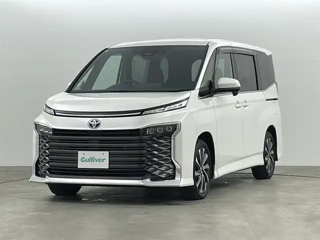 トヨタ ヴォクシー ハイブリッド S－Z 福島県 2024(令6)年 2.7万km ホワイトパールクリスタルシャイン セーフティセンス　/・プリクラッシュセーフティ　/・レーンディパーチャーアラート　/・レーントレーシングアシスト/・アダプティブハイビームシステム/・レーダークルーズコントロール　/・ロードサインアシスト/・ドライバー異常時対応システム/・プロアクティブドライビングアシスト/純正ナビゲーション/・Bluetooth/TV/CD/DVD/USB AM・FM/HDMI/applecarplay/androidauto/・バックカメラ/・ETC/ドライブレコーダー/両側パワースライドドア/革巻きステアリング/・ステアリングスイッチ/ハーフレザーシート/・シートヒーター/純正フロアマット/プッシュスタート/・スマートキー/ドアバイザー/電装格納ウィンカーミラー/電子パーキング/・オートホールド