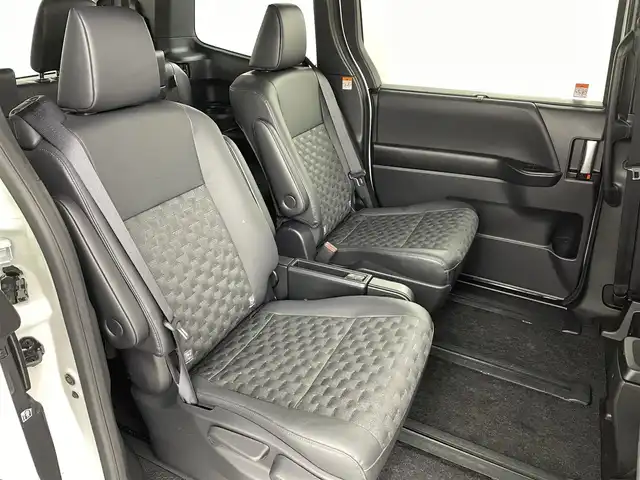 トヨタ ヴォクシー ハイブリッド S－Z 福島県 2024(令6)年 2.7万km ホワイトパールクリスタルシャイン セーフティセンス　/・プリクラッシュセーフティ　/・レーンディパーチャーアラート　/・レーントレーシングアシスト/・アダプティブハイビームシステム/・レーダークルーズコントロール　/・ロードサインアシスト/・ドライバー異常時対応システム/・プロアクティブドライビングアシスト/純正ナビゲーション/・Bluetooth/TV/CD/DVD/USB AM・FM/HDMI/applecarplay/androidauto/・バックカメラ/・ETC/ドライブレコーダー/両側パワースライドドア/革巻きステアリング/・ステアリングスイッチ/ハーフレザーシート/・シートヒーター/純正フロアマット/プッシュスタート/・スマートキー/ドアバイザー/電装格納ウィンカーミラー/電子パーキング/・オートホールド