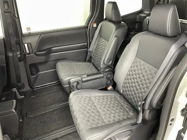 トヨタ ヴォクシー ハイブリッド S－Z 福島県 2024(令6)年 2.7万km ホワイトパールクリスタルシャイン セーフティセンス　/・プリクラッシュセーフティ　/・レーンディパーチャーアラート　/・レーントレーシングアシスト/・アダプティブハイビームシステム/・レーダークルーズコントロール　/・ロードサインアシスト/・ドライバー異常時対応システム/・プロアクティブドライビングアシスト/純正ナビゲーション/・Bluetooth/TV/CD/DVD/USB AM・FM/HDMI/applecarplay/androidauto/・バックカメラ/・ETC/ドライブレコーダー/両側パワースライドドア/革巻きステアリング/・ステアリングスイッチ/ハーフレザーシート/・シートヒーター/純正フロアマット/プッシュスタート/・スマートキー/ドアバイザー/電装格納ウィンカーミラー/電子パーキング/・オートホールド