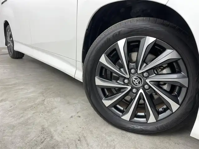トヨタ ヴォクシー ハイブリッド S－Z 福島県 2024(令6)年 2.7万km ホワイトパールクリスタルシャイン セーフティセンス　/・プリクラッシュセーフティ　/・レーンディパーチャーアラート　/・レーントレーシングアシスト/・アダプティブハイビームシステム/・レーダークルーズコントロール　/・ロードサインアシスト/・ドライバー異常時対応システム/・プロアクティブドライビングアシスト/純正ナビゲーション/・Bluetooth/TV/CD/DVD/USB AM・FM/HDMI/applecarplay/androidauto/・バックカメラ/・ETC/ドライブレコーダー/両側パワースライドドア/革巻きステアリング/・ステアリングスイッチ/ハーフレザーシート/・シートヒーター/純正フロアマット/プッシュスタート/・スマートキー/ドアバイザー/電装格納ウィンカーミラー/電子パーキング/・オートホールド