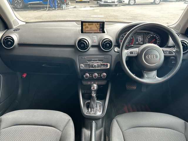 アウディ Ａ１ SB 1．0TFSI 高知県 2017(平29)年 5万km ミサノレッドパールエフェクト 登録時走行距離　50015km/純正ナビ(Audi multimedia)/【CD/DVD/フルセグTV】/ETC/オートライト/純正HIDライト/ヘッドライトレベライザー/スマートキー/プッシュスタート/アイドリングストップ/純正アルミホイール 15インチ/純正フロアマット/スペアキー×1【スマートキー】/新車時整備手帳（保証書）/取扱説明書/記録簿有(R4/2、R6/2)