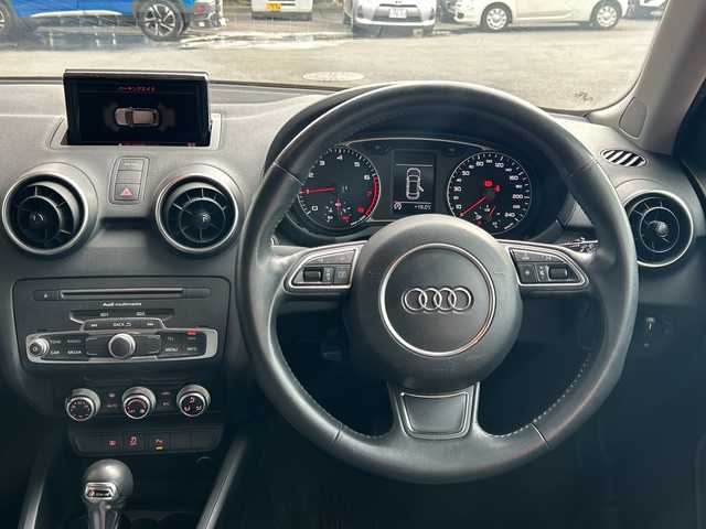 アウディ Ａ１ SB 1．0TFSI 高知県 2017(平29)年 5万km ミサノレッドパールエフェクト 登録時走行距離　50015km/純正ナビ(Audi multimedia)/【CD/DVD/フルセグTV】/ETC/オートライト/純正HIDライト/ヘッドライトレベライザー/スマートキー/プッシュスタート/アイドリングストップ/純正アルミホイール 15インチ/純正フロアマット/スペアキー×1【スマートキー】/新車時整備手帳（保証書）/取扱説明書/記録簿有(R4/2、R6/2)
