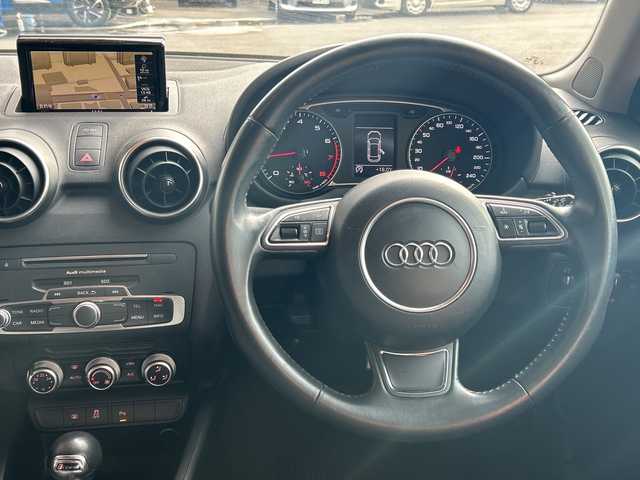 アウディ Ａ１ SB 1．0TFSI 高知県 2017(平29)年 5万km ミサノレッドパールエフェクト 登録時走行距離　50015km/純正ナビ(Audi multimedia)/【CD/DVD/フルセグTV】/ETC/オートライト/純正HIDライト/ヘッドライトレベライザー/スマートキー/プッシュスタート/アイドリングストップ/純正アルミホイール 15インチ/純正フロアマット/スペアキー×1【スマートキー】/新車時整備手帳（保証書）/取扱説明書/記録簿有(R4/2、R6/2)