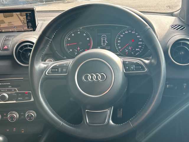 アウディ Ａ１ SB 1．0TFSI 高知県 2017(平29)年 5万km ミサノレッドパールエフェクト 登録時走行距離　50015km/純正ナビ(Audi multimedia)/【CD/DVD/フルセグTV】/ETC/オートライト/純正HIDライト/ヘッドライトレベライザー/スマートキー/プッシュスタート/アイドリングストップ/純正アルミホイール 15インチ/純正フロアマット/スペアキー×1【スマートキー】/新車時整備手帳（保証書）/取扱説明書/記録簿有(R4/2、R6/2)