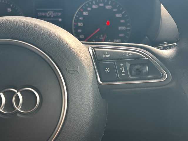 アウディ Ａ１ SB 1．0TFSI 高知県 2017(平29)年 5万km ミサノレッドパールエフェクト 登録時走行距離　50015km/純正ナビ(Audi multimedia)/【CD/DVD/フルセグTV】/ETC/オートライト/純正HIDライト/ヘッドライトレベライザー/スマートキー/プッシュスタート/アイドリングストップ/純正アルミホイール 15インチ/純正フロアマット/スペアキー×1【スマートキー】/新車時整備手帳（保証書）/取扱説明書/記録簿有(R4/2、R6/2)