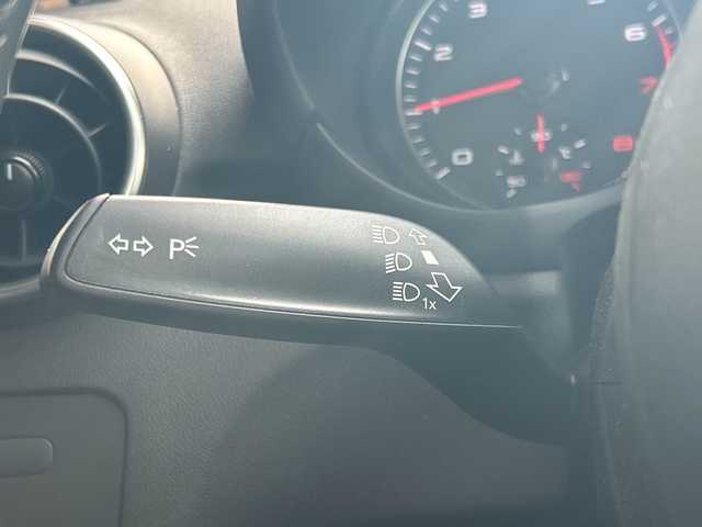 アウディ Ａ１ SB 1．0TFSI 高知県 2017(平29)年 5万km ミサノレッドパールエフェクト 登録時走行距離　50015km/純正ナビ(Audi multimedia)/【CD/DVD/フルセグTV】/ETC/オートライト/純正HIDライト/ヘッドライトレベライザー/スマートキー/プッシュスタート/アイドリングストップ/純正アルミホイール 15インチ/純正フロアマット/スペアキー×1【スマートキー】/新車時整備手帳（保証書）/取扱説明書/記録簿有(R4/2、R6/2)