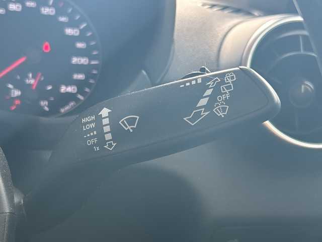 アウディ Ａ１ SB 1．0TFSI 高知県 2017(平29)年 5万km ミサノレッドパールエフェクト 登録時走行距離　50015km/純正ナビ(Audi multimedia)/【CD/DVD/フルセグTV】/ETC/オートライト/純正HIDライト/ヘッドライトレベライザー/スマートキー/プッシュスタート/アイドリングストップ/純正アルミホイール 15インチ/純正フロアマット/スペアキー×1【スマートキー】/新車時整備手帳（保証書）/取扱説明書/記録簿有(R4/2、R6/2)